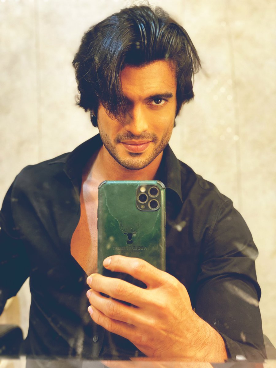 Gashmeer's tweet photo. Hair done right. Time to Roll 🎥 https://t.co/2WSwKJ5bVV