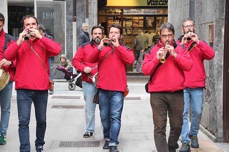 grallatorrelles's tweet photo. Aquest cap de setmana hem portat la nostra música pels carrers del Festival de música folk #Tolofolk, a Tolosa (Guipúscoa). Ha estat una gran experiència que hem gaudit enormement. Moltes gràcies a l’organització del festival i especialment al Garikoitz Lobregat. Eskerrik Asco! https://t.co/xuzU5w0RmE