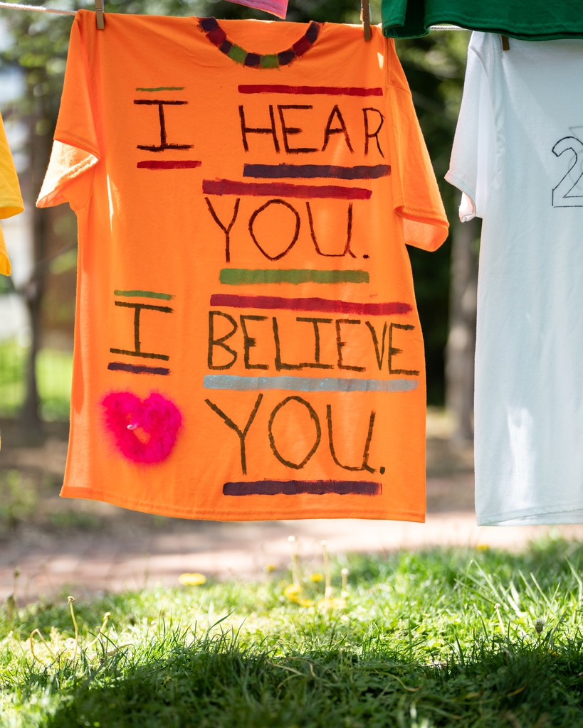 ProjectHorizon2's tweet photo. Over the weekend, we held our second and final installment of the Clothesline Project. Survivors of domestic and sexual violence had the opportunity to "air their dirty laundry," hanging t-shirts with stories of violence. Special thanks to everyone who participated. ❤️

#SAAM https://t.co/ribDvLa1Xd