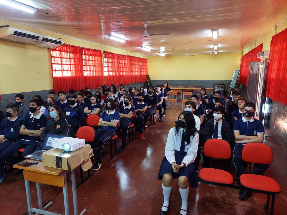 redescoolpy's tweet photo. Iniciamos la semana en la Escuela Virgen del Rosario, área 6, ciudad de Hernandarias. 
Hablamos con los alumnos del 8vo grado sobre el valor que tiene nuestra vida!! 🙌💪 https://t.co/LaLsqda2xH