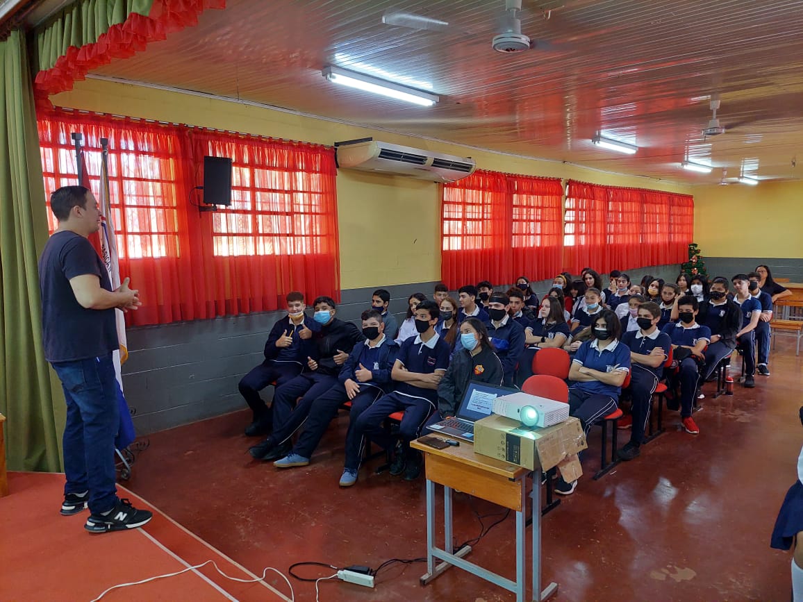 redescoolpy's tweet photo. Iniciamos la semana en la Escuela Virgen del Rosario, área 6, ciudad de Hernandarias. 
Hablamos con los alumnos del 8vo grado sobre el valor que tiene nuestra vida!! 🙌💪 https://t.co/LaLsqda2xH