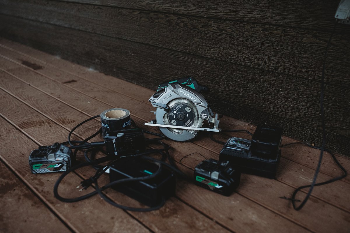 MetaboHPT_CAD's tweet photo. Power the cut the way YOU decide. Slide in the MultiVolt™ battery for total maneuverability, or plug in the revolutionary AC Adapter for ultimate versatility and all day runtime!
#MetaboHPT #GreenMeansGO #MultiVolt #Tools #Pro #CordlessTools #CordedTools #GoAllDay https://t.co/BNzJ1FQEI3