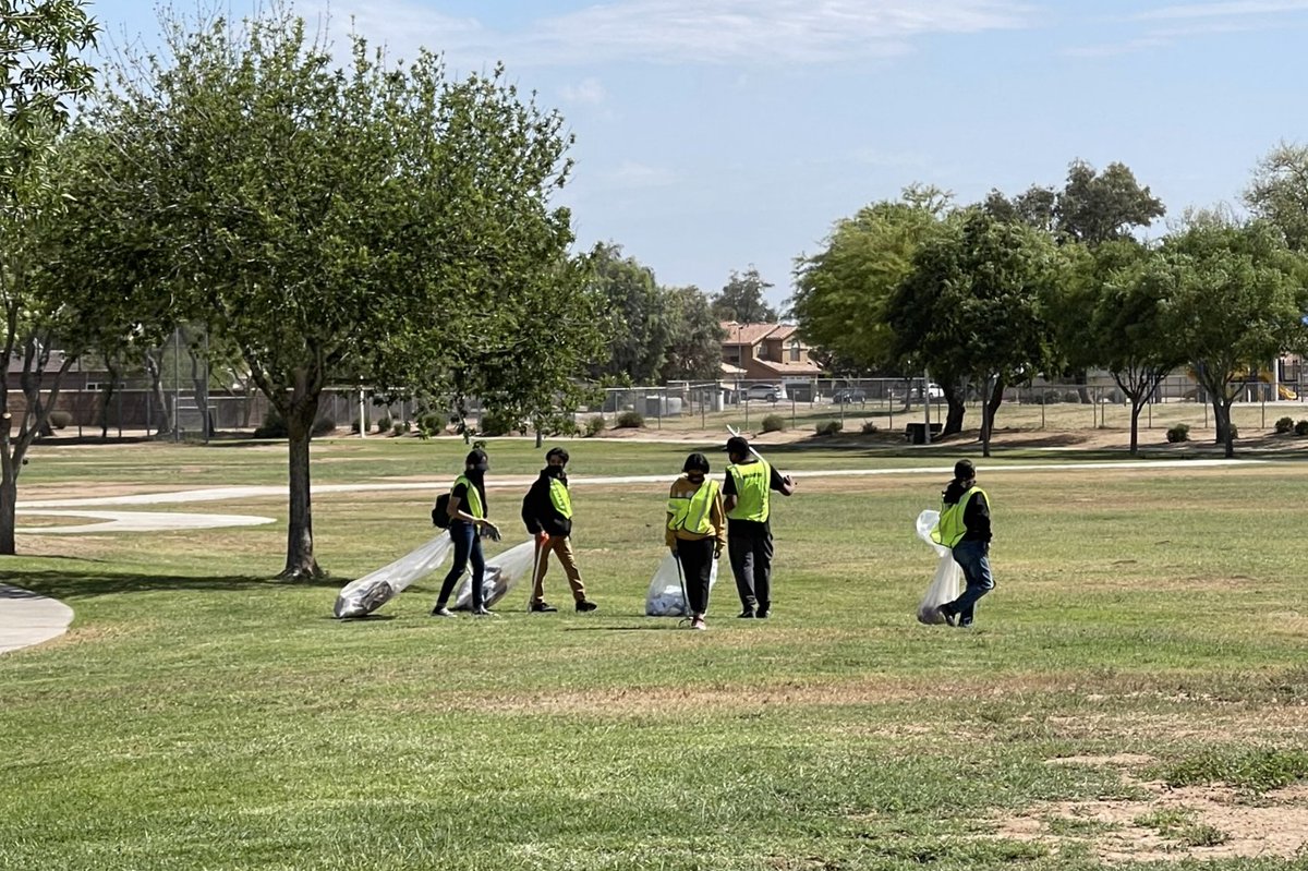 EstrellaCSD's tweet photo. #WakeUpClub participated in the #EarthDay clean up event at the Heroes Regional Park in Glendale. They along with volunteers from Walmart cleaned over 80 acres of land! #oneteamunafamilia https://t.co/YS4OEniKgQ