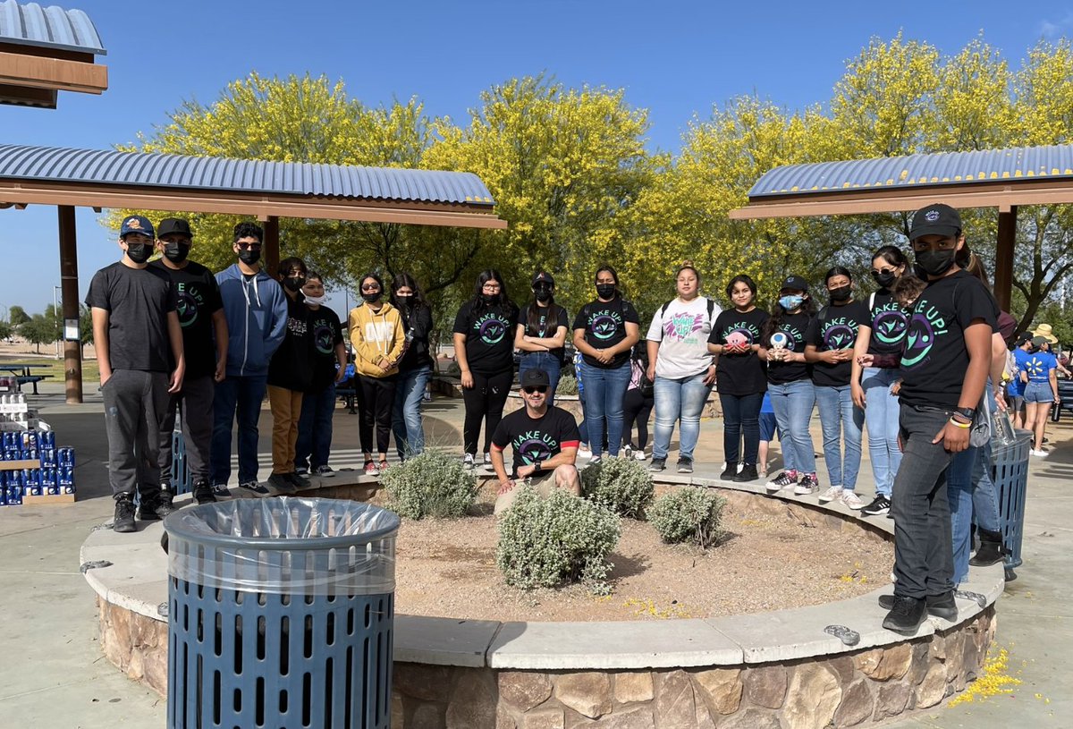 EstrellaCSD's tweet photo. #WakeUpClub participated in the #EarthDay clean up event at the Heroes Regional Park in Glendale. They along with volunteers from Walmart cleaned over 80 acres of land! #oneteamunafamilia https://t.co/YS4OEniKgQ
