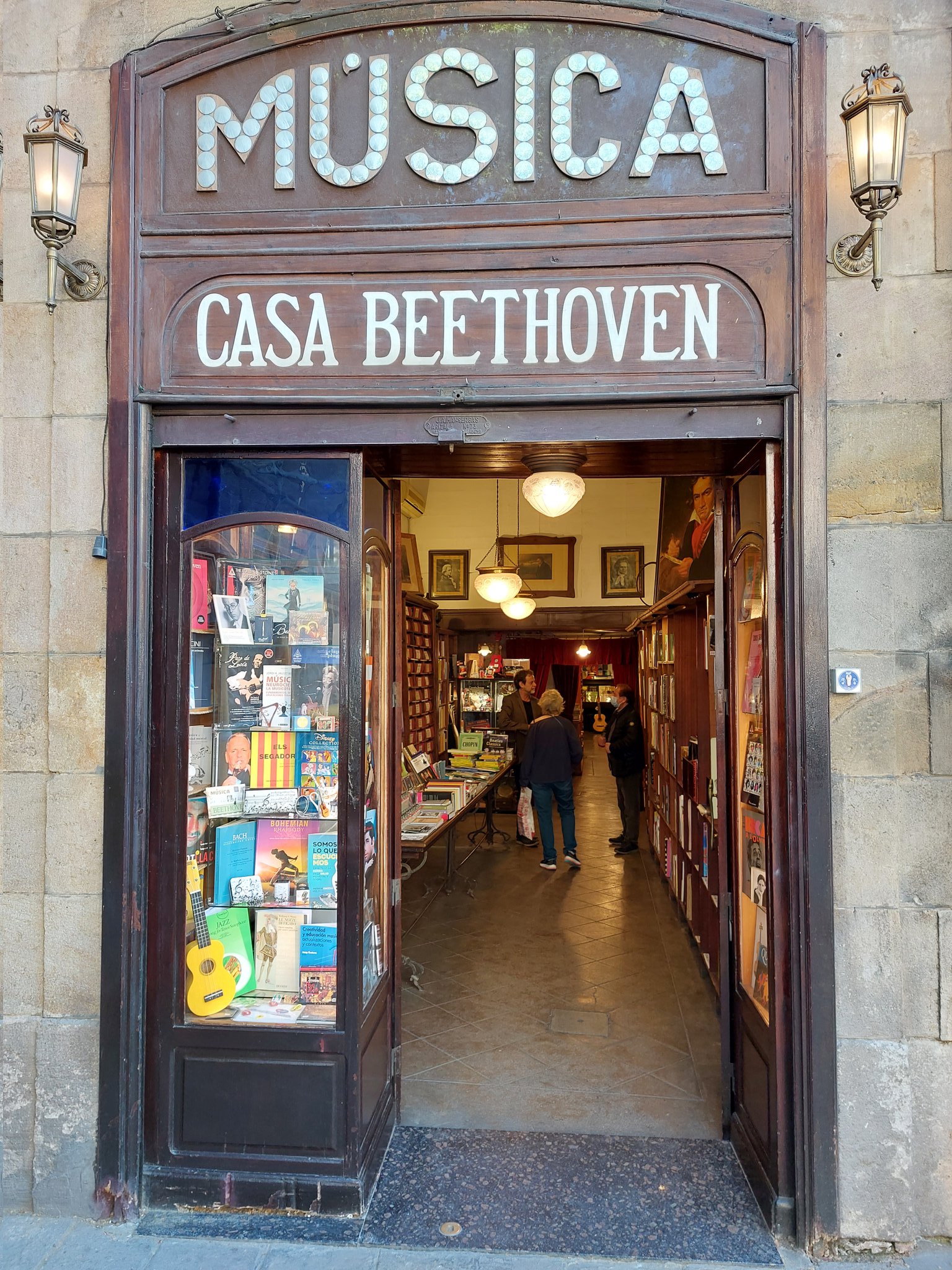Barenreiter The Casa Beethoven In La Rambla A Longstanding Barenreiter Customer Amazed To See It Even Has Its Own Personalised Drain Cover T Co Oav6nxr8nc Twitter Barenreiter The Casa Beethoven In La Rambla A Longstanding Barenreiter Customer Amazed To See It Even Has Its Own Personalised Drain Cover T Co Oav6nxr8nc Twitter