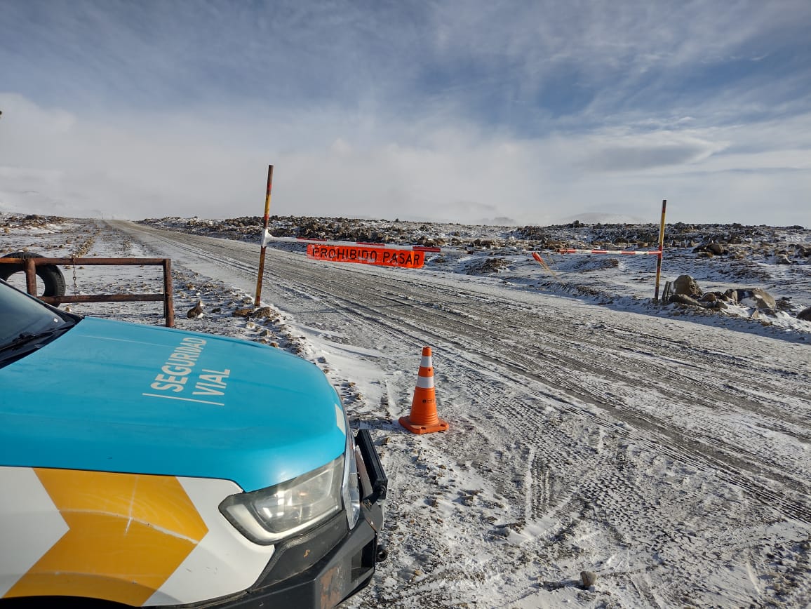 IsitransPrensa's tweet photo. #Neuquén Distintos tramos de la Ruta Provincial 13 se encuentran cerrados por la acumulación de nieve, hielo y viento blanco.

Los móviles de la ANSV se encuentran realizando patrullaje preventivo en la zona. @SegVialNeuquen @dpvneuquen @lukagomez @InfoSegVial @Planetacamion https://t.co/nKt8giVGAS
