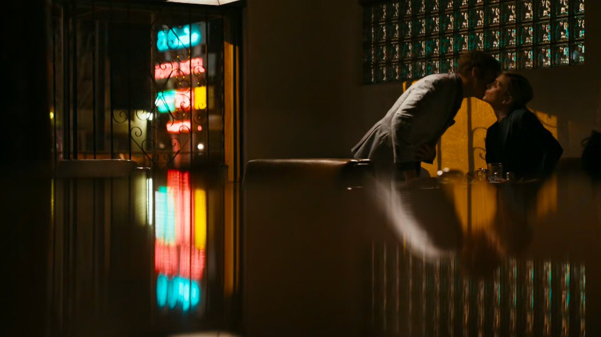 aofilmworks's tweet photo. This frame is so amazing. Finally got to see S06E01 of Better Call Saul last night. #bettercallsaul #frame #cinematography #reflections #elCamino #albuquerque #dinnerscene #AMC https://t.co/T1TAmhFd7E