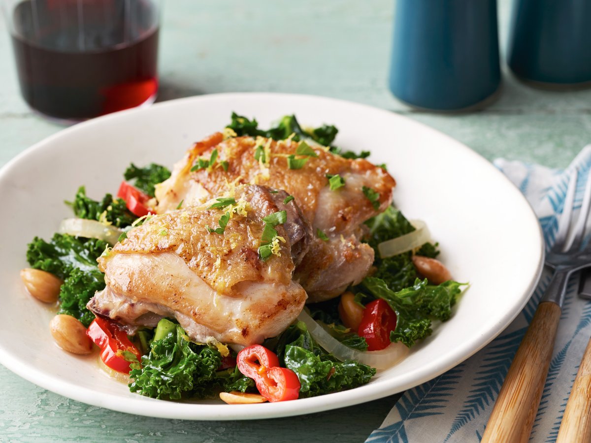 fnkitchen's tweet image. Chicken Thighs with Kale is an easy one-pot dish that DELIVERS on flavor. The chicken gets seared then oven-braised with kale, chiles, garlic, Marcona almonds and paprika 🤤

Get @chefsymon’s recipe: foodtv.com/3jdBfQF.