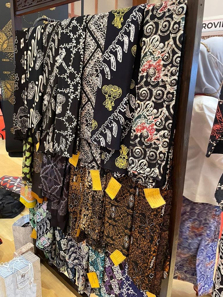 Kehaluan13's tweet photo. Mencari batik

#BanggaProdukUMKM 
#UMKMJadiPrioritas

@KemenkopUKM https://t.co/l6XY2WtAtk