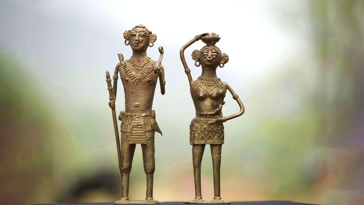 KalahandiKraft's tweet photo. Dokra artists of Lanjigarh draw inspiration from their surroundings. Not far away, in the hilly forests of Niyamgiri, lives the Dangaria Kandha tribe. This brass work depicts a young Dangaria couple engaged in their traditional lifestyle.
This will be soon available on Amazon. https://t.co/ikFvZlU66Y