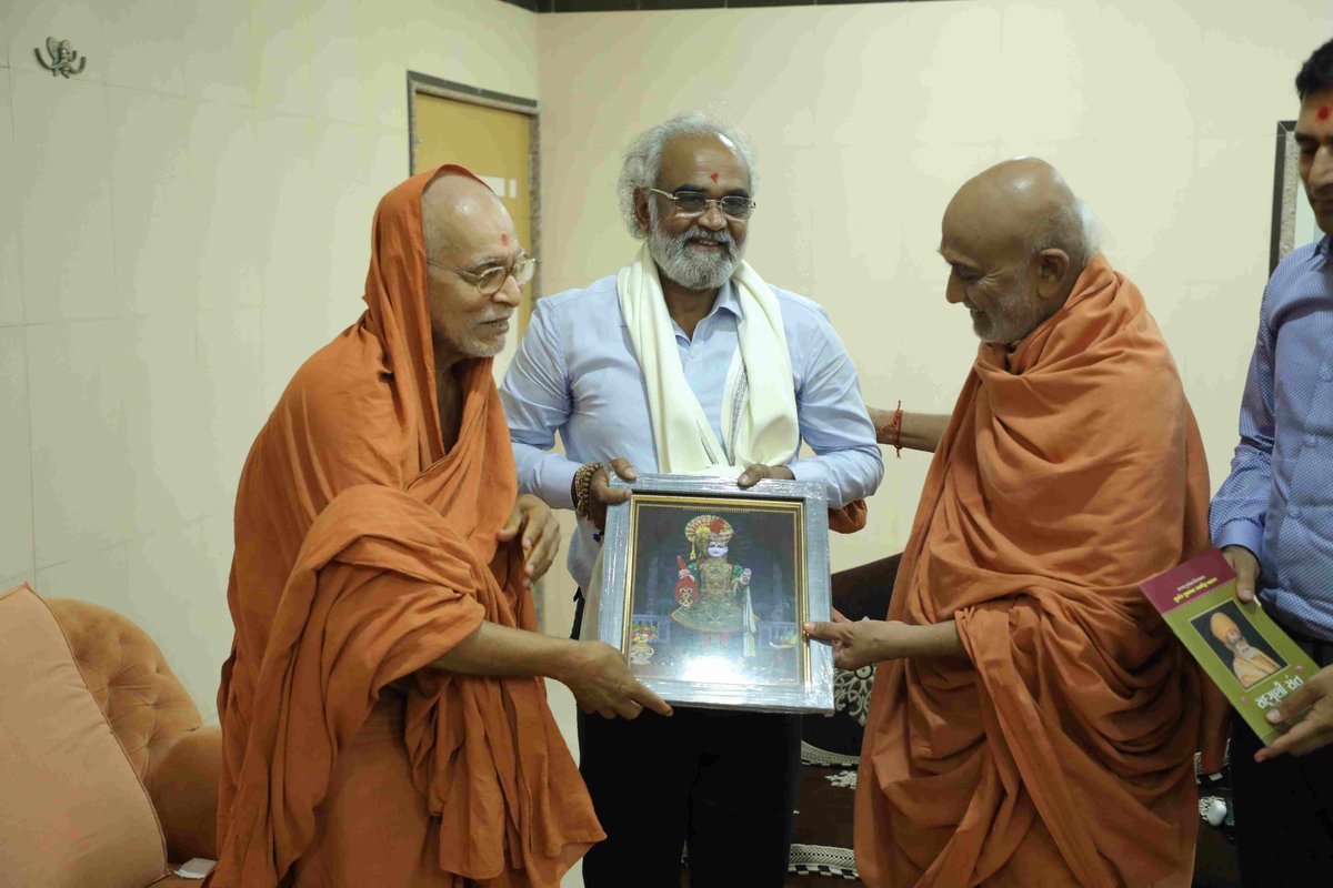 rajkotgurukul's tweet photo. HH Gurumaharaj Blesses to Padma Shri Savjibhai Dholakia

#swaminarayan #padmasri #dholakia #savjibhai #gurudev #surat #gurukul https://t.co/UKITAYIXPU
