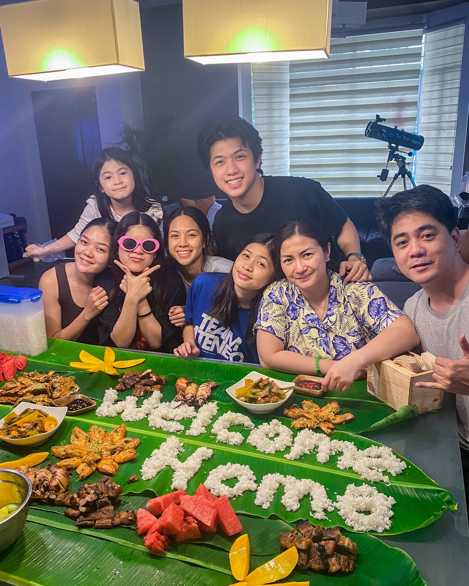 ranzkyle's tweet photo. And I’m back home! Missed the whole fam! It’s also pre obvious that they’ve missed me too 😁✈️🇵🇭 time to get back to work! Canada was fun! https://t.co/o9Zby8JzqK