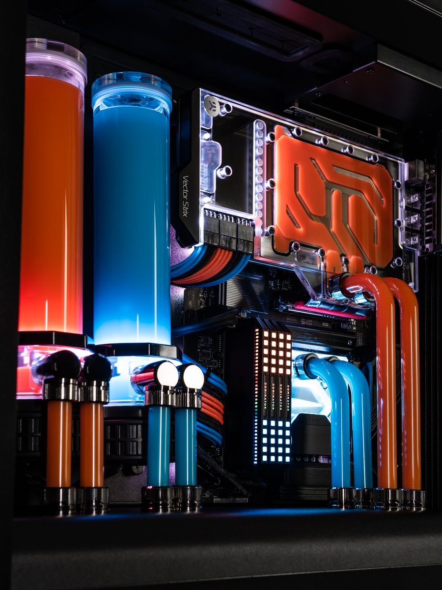yereckt's tweet photo. ⚠️ STOP ⚠️

Le projet sur lequel j'ai passer le plus de temps pour le moment en 2022.

Des semaines pour le passer en reverse ATX, modifier le layout de la carte mère, fabriquer a la main tout les caches en aluminium 3mm .

Faites moi exploser les RT SVP 

Détails en dessous 🔽 https://t.co/MZxpypIv6Q