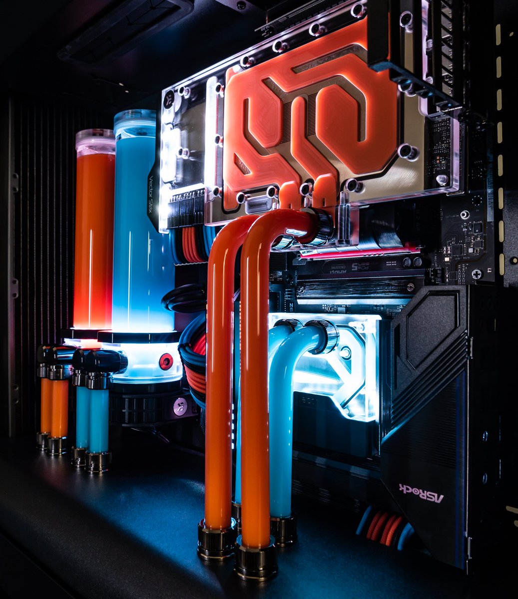 yereckt's tweet photo. ⚠️ STOP ⚠️

Le projet sur lequel j'ai passer le plus de temps pour le moment en 2022.

Des semaines pour le passer en reverse ATX, modifier le layout de la carte mère, fabriquer a la main tout les caches en aluminium 3mm .

Faites moi exploser les RT SVP 

Détails en dessous 🔽 https://t.co/MZxpypIv6Q
