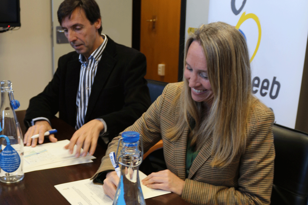 elconsell's tweet photo. Aigües de Barcelona i el CEEB han renovat el conveni, ampliant la col·laboració en diverses activitats. Apostem per una competició més sostenible, substituint les ampolletes de plàstic per punts d'hidratació d'Aigües de Barcelona.
#CEEB #sostenibilitat
@aiguesbcnclient https://t.co/KRqKg3b1Zm