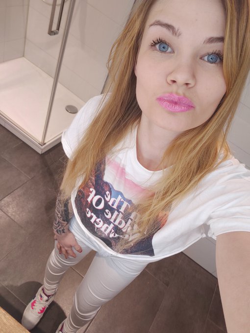 can you resist those lips?💋 or are you distracted by my eyes👀
#lips #beauty #girl #blueeyes #bathroom