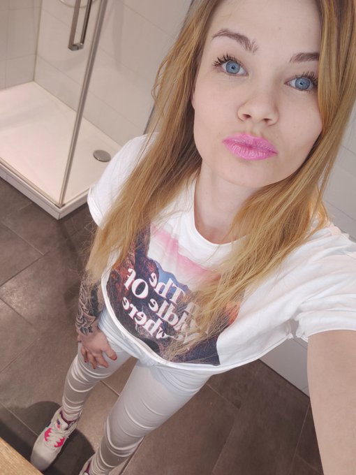 can you resist those lips?💋 or are you distracted by my eyes👀 #lips #beauty #girl #blueeyes #bathroom<a href="/tag/selfie"class="tags"><span>#selfie</span></a><a href="/tag/cute"class="tags"><span>#cute</span></a><a href="/tag/sweet"class="tags"><span>#sweet</span></a><a href="/tag/girl"class="tags"><span>#girl</span></a><a href="/tag/goodvibes"class="tags"><span>#goodvibes</span></a><a href="/tag/lips"class="tags"><span>#lips</span></a><a href="/tag/beauty"class="tags"><span>#beauty</span></a>