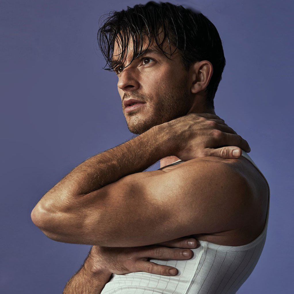 Jonathan Bailey, nosso Lord Anthony de “Bridgerton”, faz 34 anos hoje.