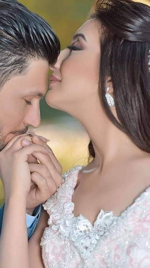 يا نشوةَ الروحِ يا رَوْحِي وريحاني
يا مَنْ محبتُه خمري وإدماني

 ومَنْ رسم في ذهني ملامحَه
حتى أراه في سِرِّي وإعلاني

إذا دنَا خلتُه ظلًا يلازمُني
وإن نأَى طيفُه يغفو بأجفاني
.....صحه فطوركم اصدقائي
#عادل