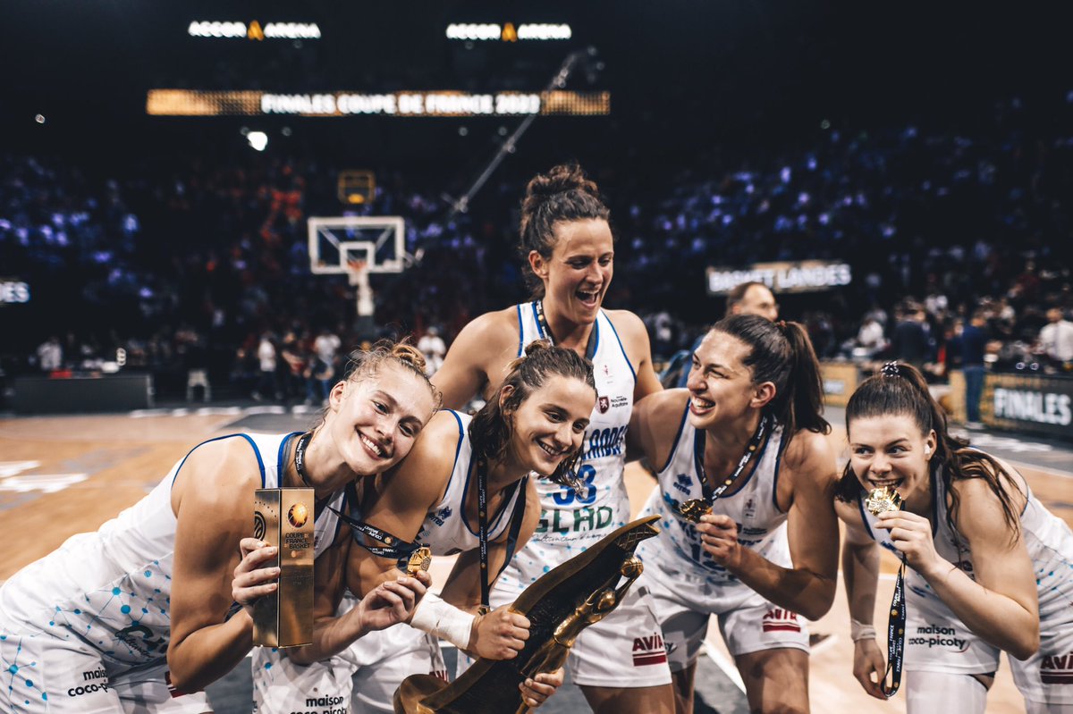 Marie-Eve Paget (@marieevepaget) on Twitter photo 1/2
Par où commencer... Que d'émotions indescriptibles. J'ai vécu samedi avec mes teammates l'un des moments les plus forts de ma carrière.
Un match dingue 🤯
Une <a href="/Accor_Arena/">Accor Arena</a> quasi comble 👏
Un public landais HE-RO-IQUE 🔥 1/2
Par où commencer... Que d'émotions indescriptibles. J'ai vécu samedi avec mes teammates l'un des moments les plus forts de ma carrière.
Un match dingue 🤯
Une <a href="/Accor_Arena/">Accor Arena</a> quasi comble 👏
Un public landais HE-RO-IQUE 🔥