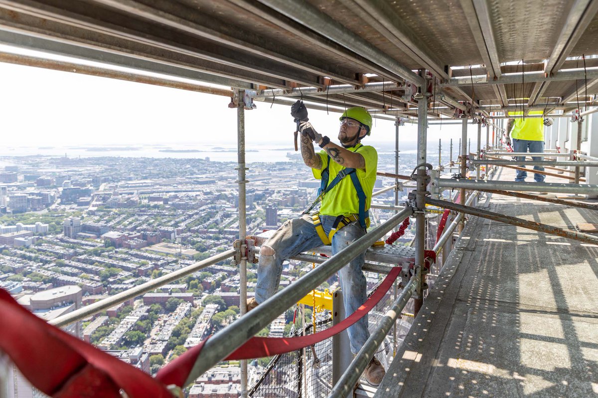 highpromonthly's tweet photo. .@marrcompanies Scaffolds the Top of the Pru https://t.co/6U5XsSz2W5
#HPNews #prudentialtower https://t.co/kHM9RzTqyU