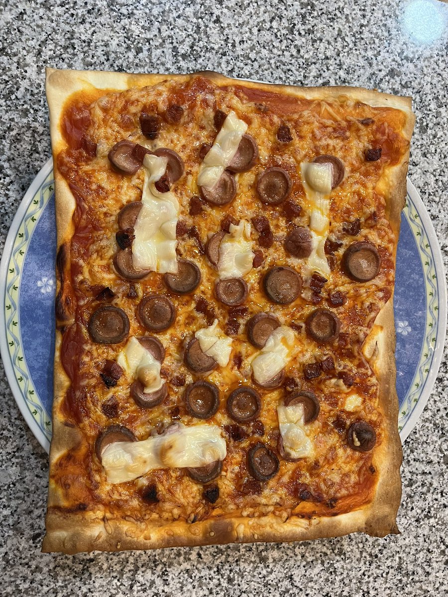 Hoy voy a cenar una pizza casera echa por mis hermanos y por mi. Lo ha decidido mi hermano pequeño porque quería hacer una última cena especial y en familia. La verdad que es una monada