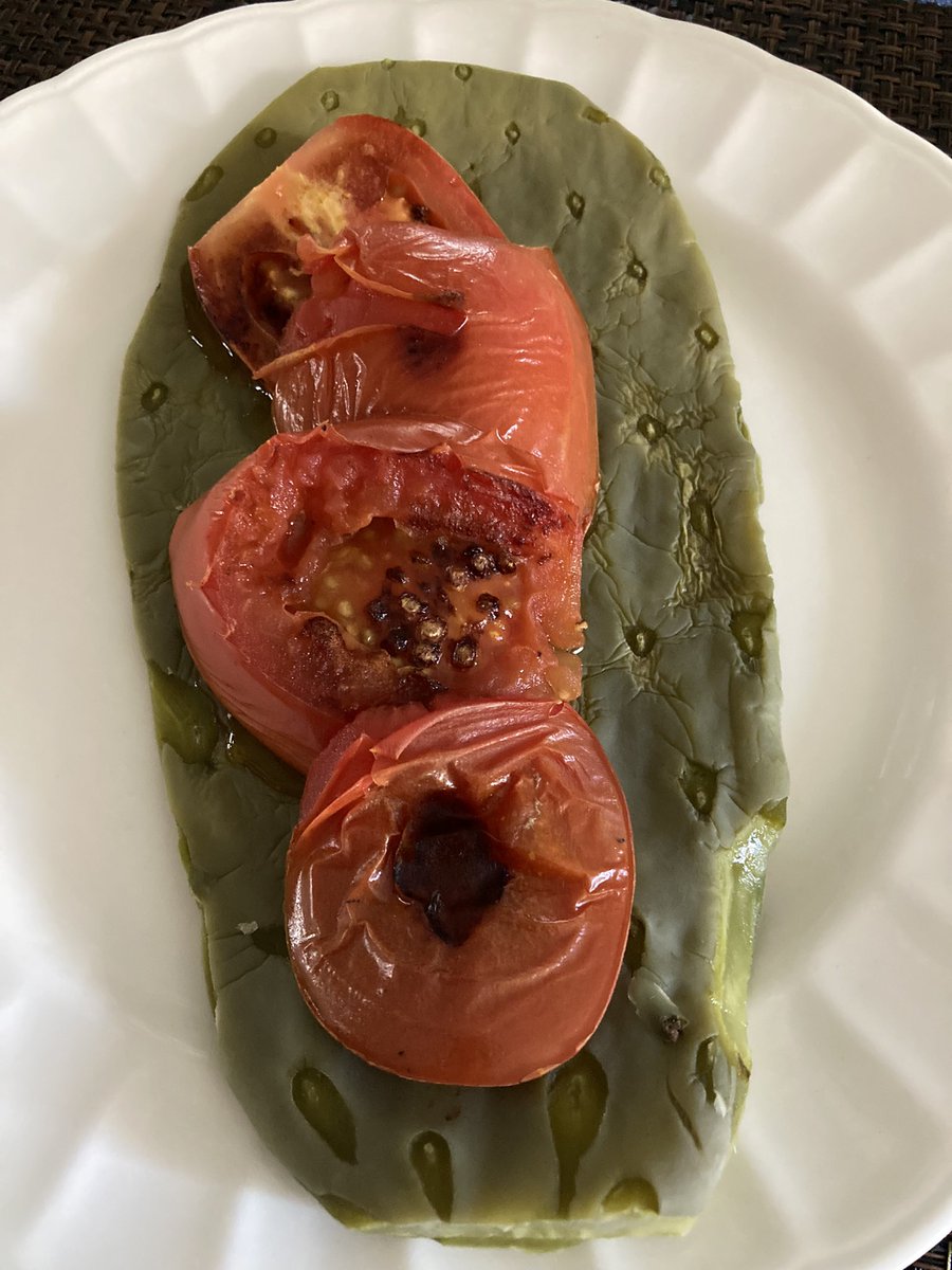 JoseMFariasM's tweet photo. ¡Asando este nutritivo nopal para el desayuno! Lo acompañaran huevos revueltos con cebolla, tomate asado, frijoles refritos y tortilla de maíz. 
Y, por supuesto, no faltará aromático café mexicano. Hay quienes necesitamos iniciar el día con una adecuada dosis de cafeína. https://t.co/IZtmjPl39D