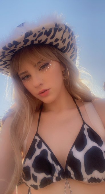 Two of my Coachella fits 💖 more pics to come 💖 https://t.co/1Ocd2AnU0O