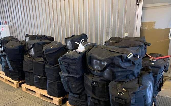 Kiborgzzz's tweet photo. #Estonia`n authorities, in cooperation with the #Dutch police, #Finnish customs and #Europol, found 3.5 tons of a #narcotic substance in the port of #Muuga.
Destination was #Russia .
#Cocaine seized in retail value is around 500 million euros.
Mourning in #Moscow today
#Ukraine https://t.co/TAlRHUAQKr