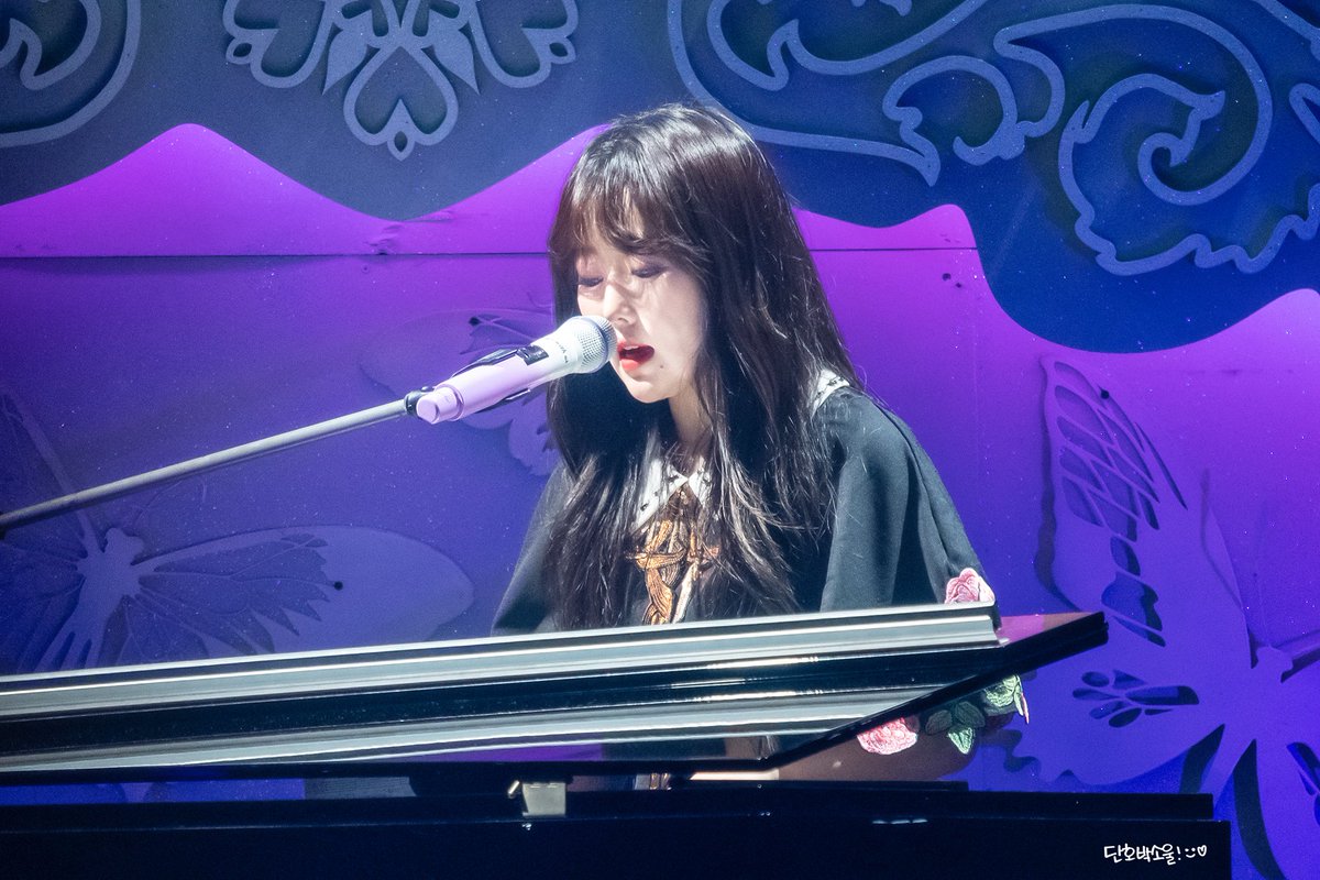 dearleesujeong's tweet photo. Sujeong used her purple customized mic gifted by Lovelinus on the MV of her title song Walk the Moon (달을 걸어서) 🌕💜

#LOVELYZ #러블리즈 #BABYSOUL #베이비소울 #LEESUJEONG #이수정
@Official_LVLZ @LEESUJEONG https://t.co/O7uiuU0kG2