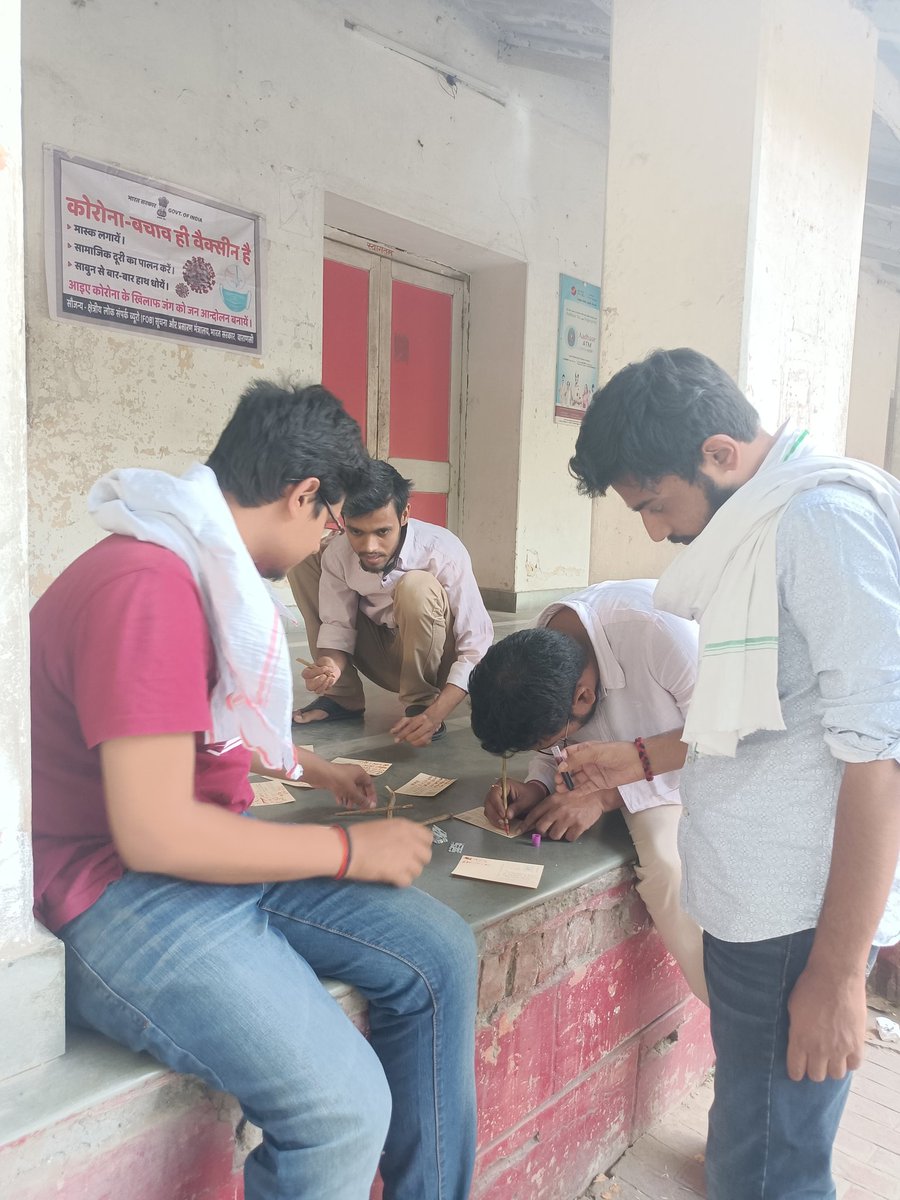 nsui's tweet photo. .@NSUI_BHU से जुड़े छात्रों ने बीएचयू के सेंट्रल हिन्दू स्कूल (सीएचएस) में दाखिले की लॉटरी ( जुआ ) प्रणाली के विरोध में और प्रवेश परीक्षा बहाल करने की मांग को लेकर महामहिम राष्ट्रपति को खून से लिखकर पोस्टकार्ड भेजा।
#SaveCHS https://t.co/YoSFaAJ2w8