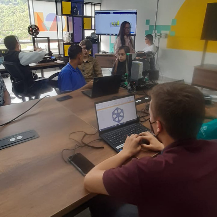 IUPascualBravo's tweet photo. 👉🏻 Con los talleres realizados por los estudiantes de la comunidad maker🤖 del Pascual, comenzamos Arduino Week en los Centros del Valle del Software🚀. #ValleDelSoftware #ArduinoWeek #ArduinoD22 https://t.co/Um0MHzveTA