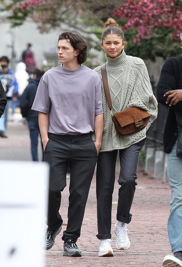 ruespeter's tweet photo. this picture is so... they both look too good wtf https://t.co/VH3U2tkk2D