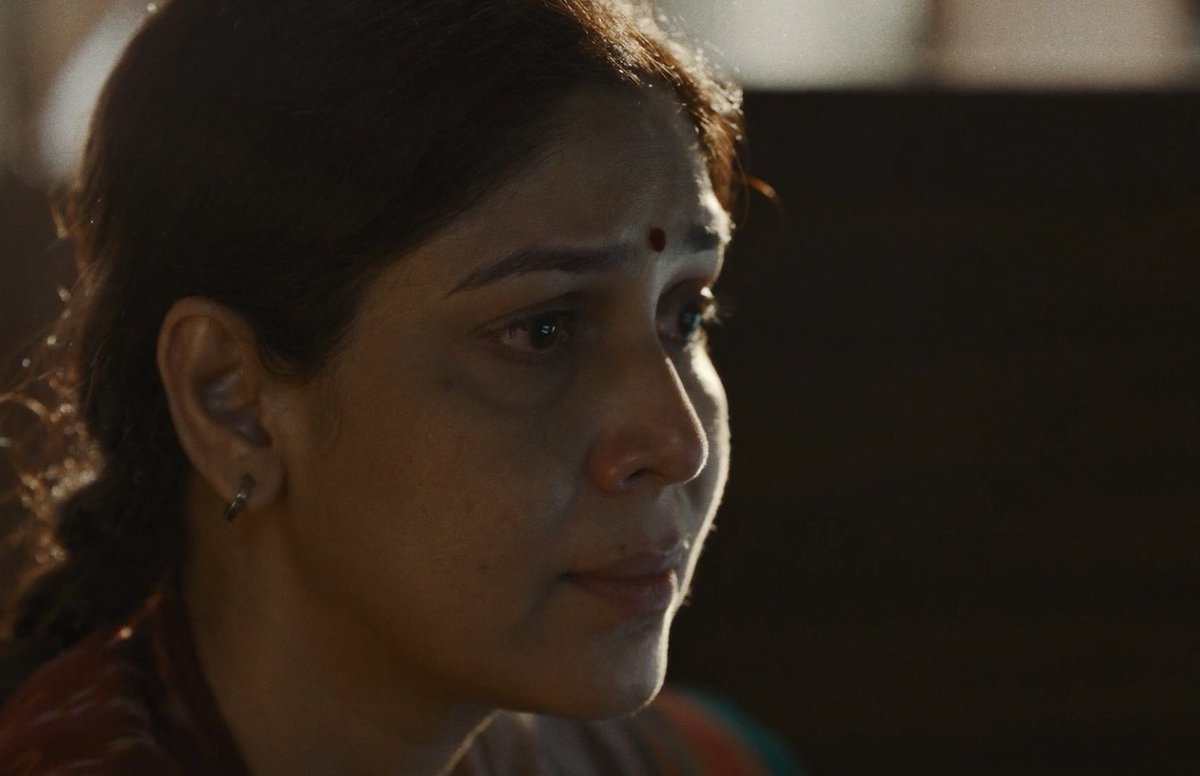 rootandwings's tweet photo. Sakshi as Sheel Chaudhary in Mai is a thing of art and has set the bar too high. From veiling her grief to bursting the flames of anger in seconds, she has exuded the best of every emotion. Poignant. Beautiful.
Truly “the heart” this show.
#SakshiTanwar #MaiOnNetflix https://t.co/G7wmZ1jcsF