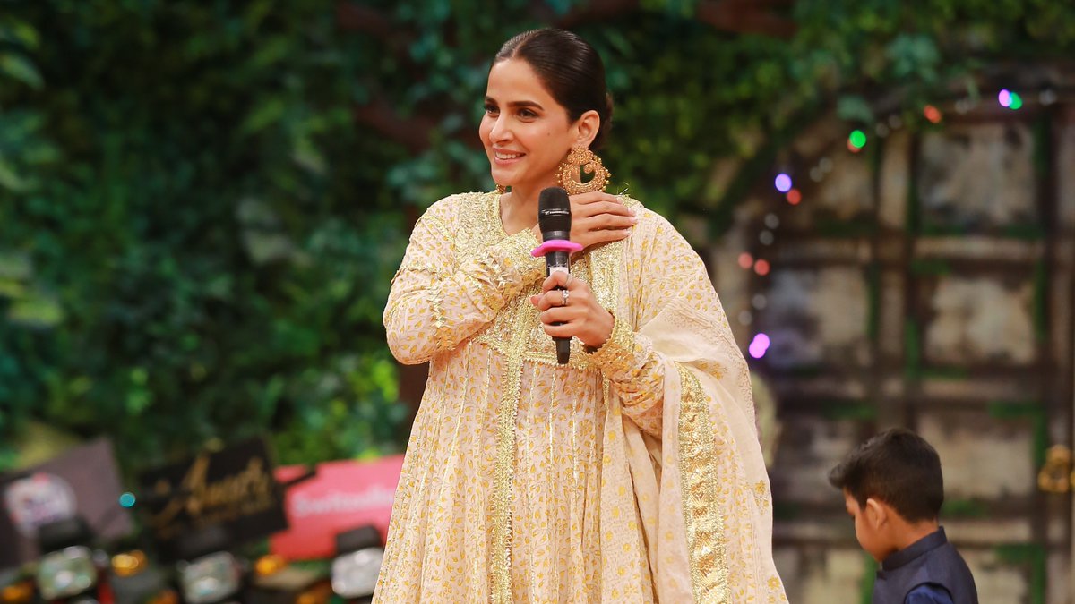 arydigitalasia's tweet photo. The 'Queen'👑of the drama industry @s_qamarzaman is here in #JPL tonight!!!

#JeetoPakistanLeague #FahadMustafa #ARYdigital #jeetopakistan #RamazanSpecial #23rdRamazan  

@JP_ARYofficial https://t.co/WfyM3W1kIg