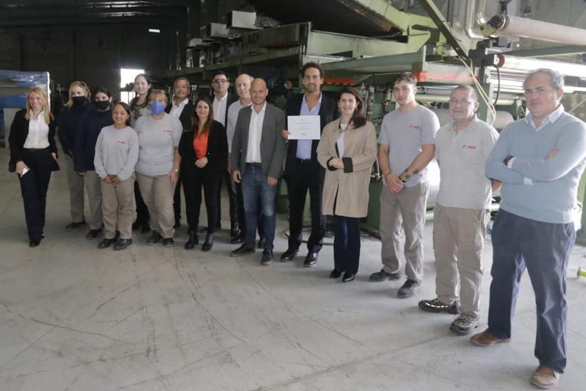 GuilleMerediz's tweet photo. En Moreno, junto con la intendenta @marielfmoreno1 recorrimos una de las plantas de #FAIP, una #PyME que fabrica productos autoadhesivos con soporte de polipropileno y aluminio. A partir del acceso al financiamiento, prevén triplicar su producción y sumar nuevos trabajadores👷♀️ https://t.co/XugabPuhdV