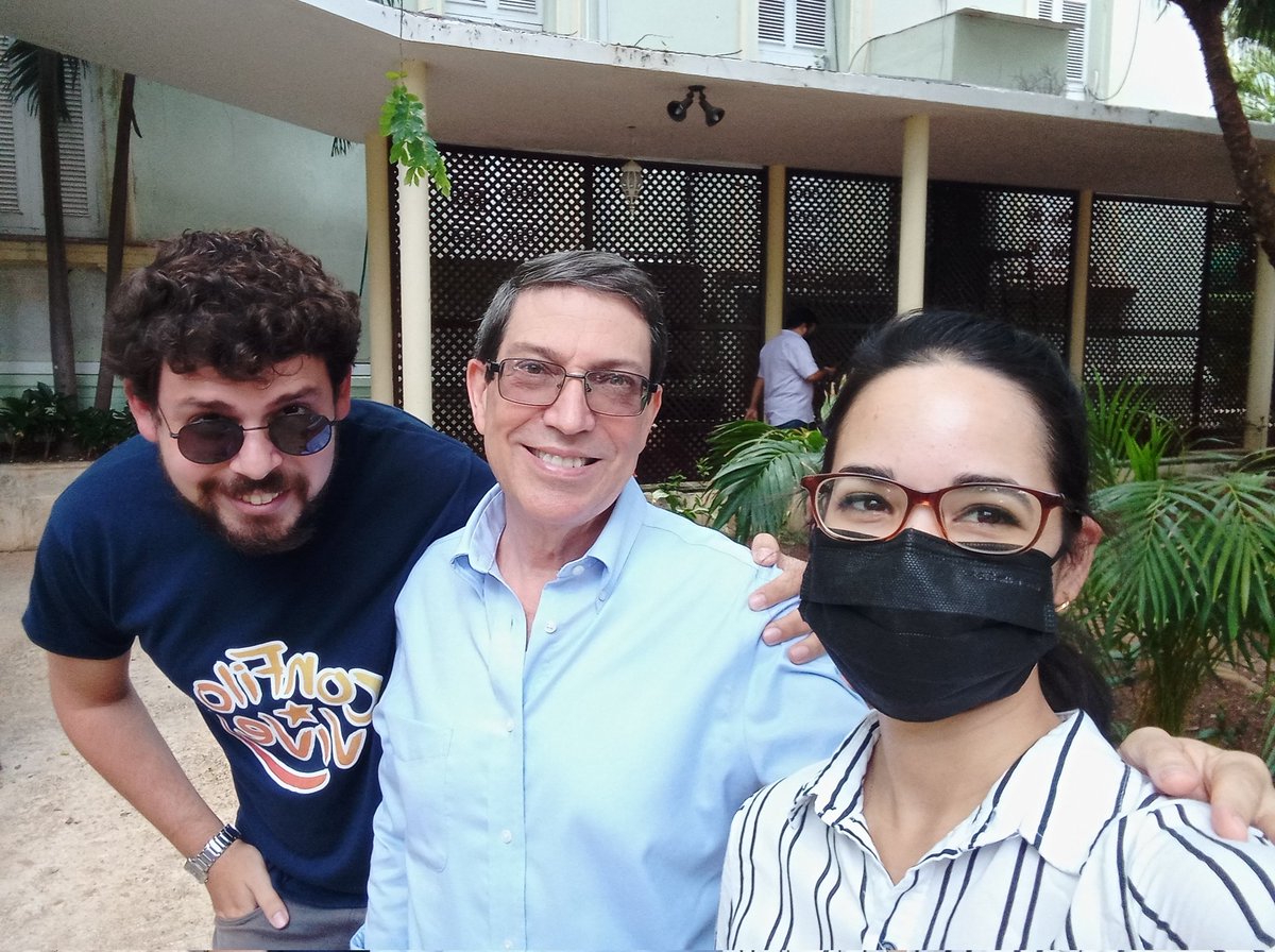 Aquí, casual, con el Canciller <a href="/BrunoRguezP/">Bruno Rodríguez P</a> 😎🤓🤓

No dejen de ver mañana <a href="/ConFilo_Cuba/">Con Filo</a> ‼️