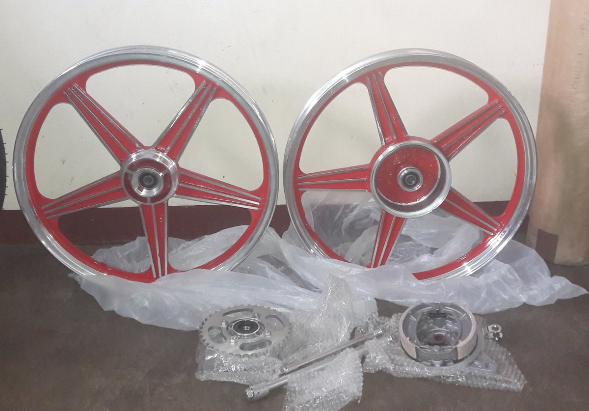 JHOKCO's tweet photo. en venta. rin 18 para MD y UM. #Motos. pregunte. negociable. en color rojo y azul. #Merida https://t.co/tFgWPIJ7yd