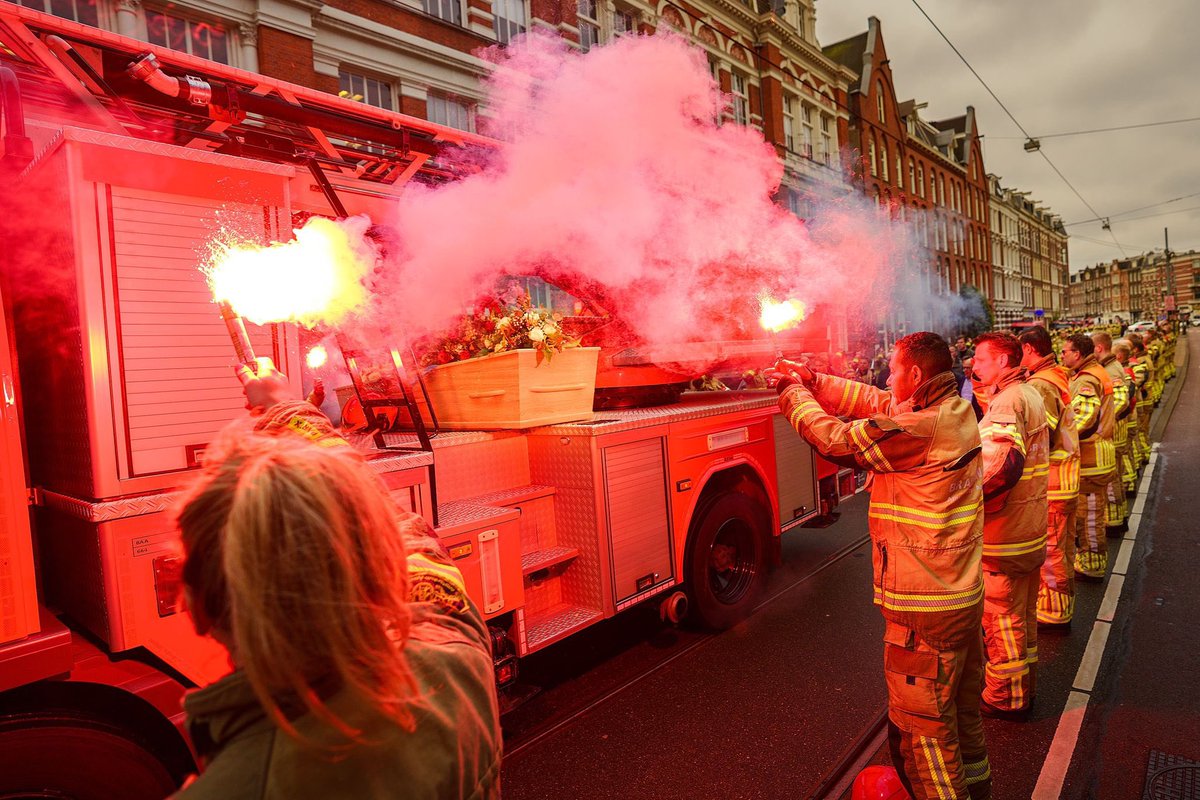 Rust zacht Marco… Vandaag vormden we met heel veel collega’s <a href="/BrandweerAA/">Brandweer AA</a> een erehaag voor onze dierbare collega. Zijn familie was er ook bij. Er was verdriet, samenhorigheid en troost 🤍 (foto @matthijsimmink)