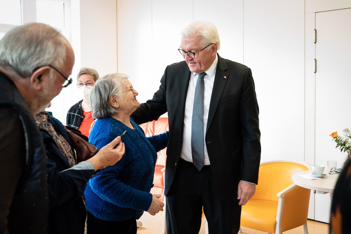 Sehr berührend, wie offen Holocaust-Überlebende, die aus der Ukraine evakuiert worden sind und nun in einer Berliner Pflege-Unterkunft leben, heute mit #Bundespräsident #Steinmeier gesprochen haben. Der Bundespräsident dankte zutiefst allen, die sich engagieren für Geflüchtete