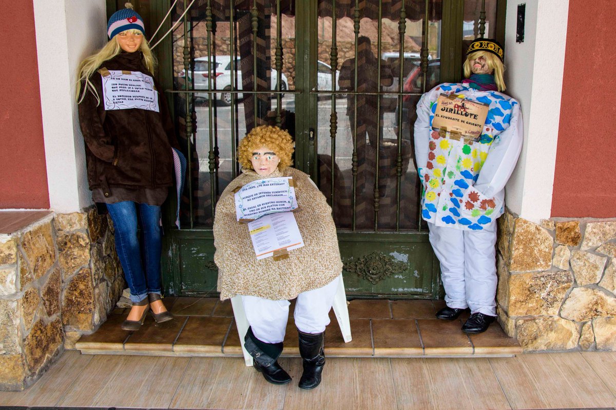 🦁 LOS JIRILLOS DE ALEDO| Tradición celebrada en la villa aledana en el día de San Marcos que consiste en colocar en las puertas de las casas una serie de peleles de trapo con tono jocoso. En este día festivo se suele degustar el tradicional gornazo. #InmaterialTudmur 🗣️