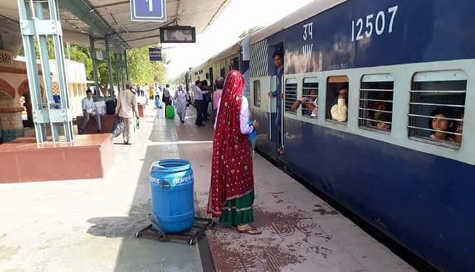निःशुल्क जल सेवा....
ये दृश्य राजगढ़ रेलवे स्टेशन का है।।
