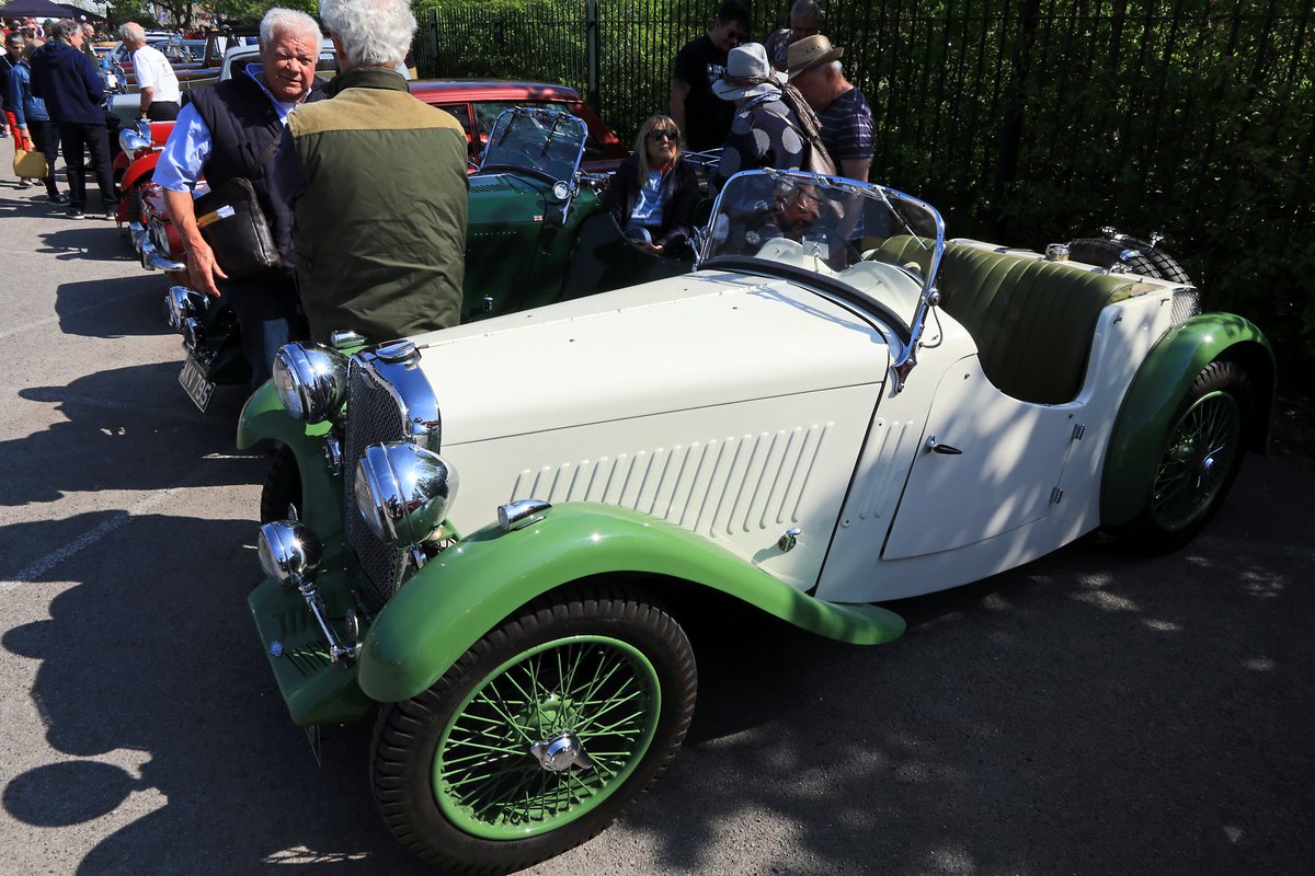 RobRambler214's tweet photo. A+ day @BrooklandsMuseu for #BritishMarquesDay #MGDay #DriveItDay #BrooklandsMuseum #Classic #British #Cars #Singer (what a line-up!) #SingerOwnersClub @CandSCmagazine ❤️ #Brooklands 😀 https://t.co/tyeHebixwC