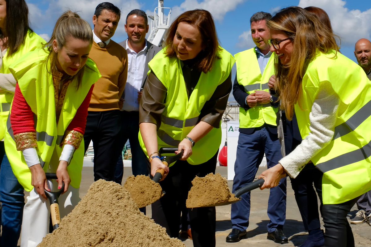 aytoayamonte's tweet photo. Inversión de 2,5M€ de fondos europeos en la construcción de la nueva lonja pesquera del puerto de #Ayamonte.

La alcaldesa ha participado en el acto de primera piedra. https://t.co/hCzkIo7FhB