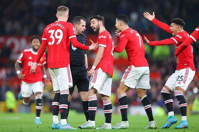 gotanyveras's tweet photo. @SkySportsNews Man Utd wouldn’t do that unpunished would they? 😏 #EPL https://t.co/UXUwfO8Ogd