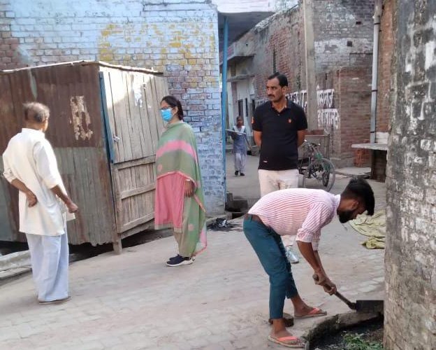 deepakkumar24x7's tweet photo. #हरदोई सफाई व्यवस्था में खामियां मिलने पर भड़कीं ईओ@RenukaSkumar2, संबंधित फर्म को जारी किया नोटिस — Wortheum
@aksharmaBharat @NagarVikasUP
@dmhardoi @CdoHardoi @Rampalverma160 @swachhbharat
@brajeshpathakup @UPGovt
@CMOfficeUP @GopalJi_Tandon
https://t.co/gGHNsV63do https://t.co/m8VAd05jEK