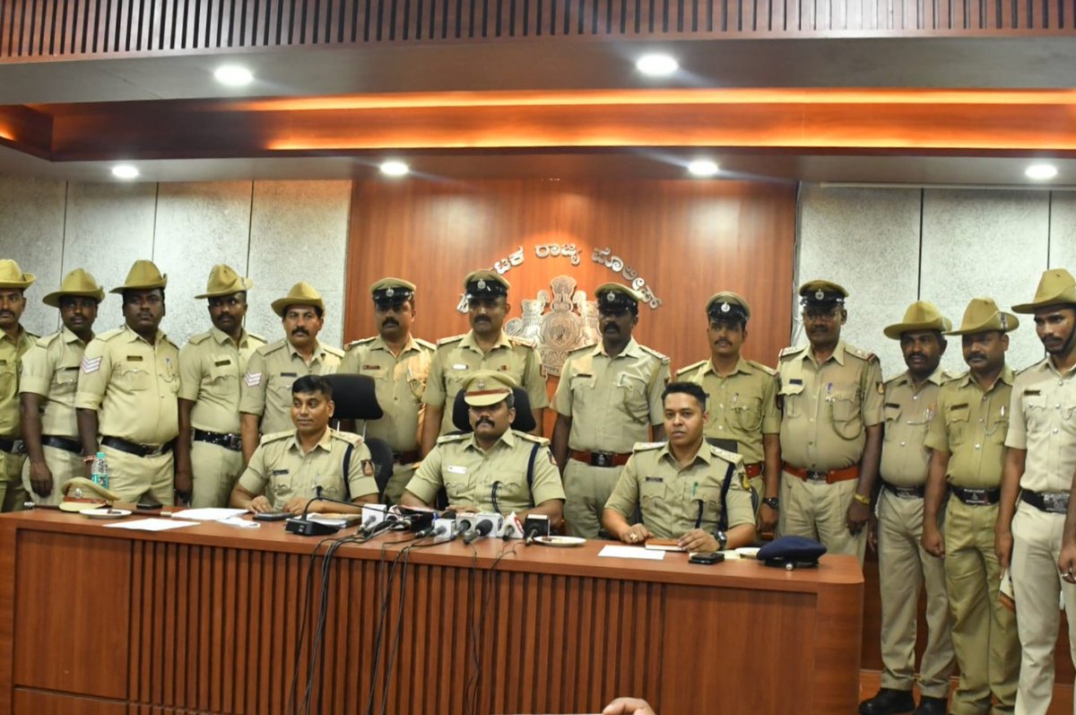 ಅಂತರ್ ರಾಜ್ಯ ಹೆದ್ದಾರಿ ದರೋಡೆ ಕೋರರ ಬಂಧನ:
<a href="/bngdistpol/">SP Bengaluru District Police</a>, <a href="/aSP_BNGrural/">Lakshmi Ganesh K. IPS</a> ರವರ ಮಾರ್ಗದರ್ಶನದಲ್ಲಿ ನೆಲಮಂಗಲ ಉಪ ವಿಭಾಗದ ಡಿ.ಎಸ್.ಪಿ.ರವರ ನೇತೃತ್ವದಲ್ಲಿ ಅಧಿಕಾರಿಗಳು ಮತ್ತು ಕ್ರೈಂ ಸಿಬ್ಬಂದಿಗಳು @Madanayakanaha1 ವ್ಯಾಪ್ತಿಯಲ್ಲಿ ನಡೆದಿದ್ದ ದರೋಡೆ ಪ್ರಕರಣದಲ್ಲಿ ಆರೋಪಿಗಳನ್ನು ದಸ್ತಗಿರಿ ಮಾಡಿರುತ್ತಾರೆ.