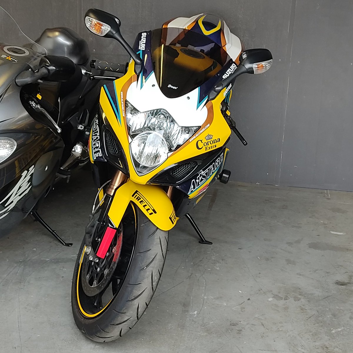 mukanasaki's tweet image. #suzuki #gsxr1000 corona edition.
A 998.6cc #inline4  #liquidcooling #dohc beast. 0-100km/h acceleration in less than 3 seconds. 2005 #wsbk
Champion fairing. 178hp 
@ 11000rpm
 and 118NM 
@ 8500rpm
.