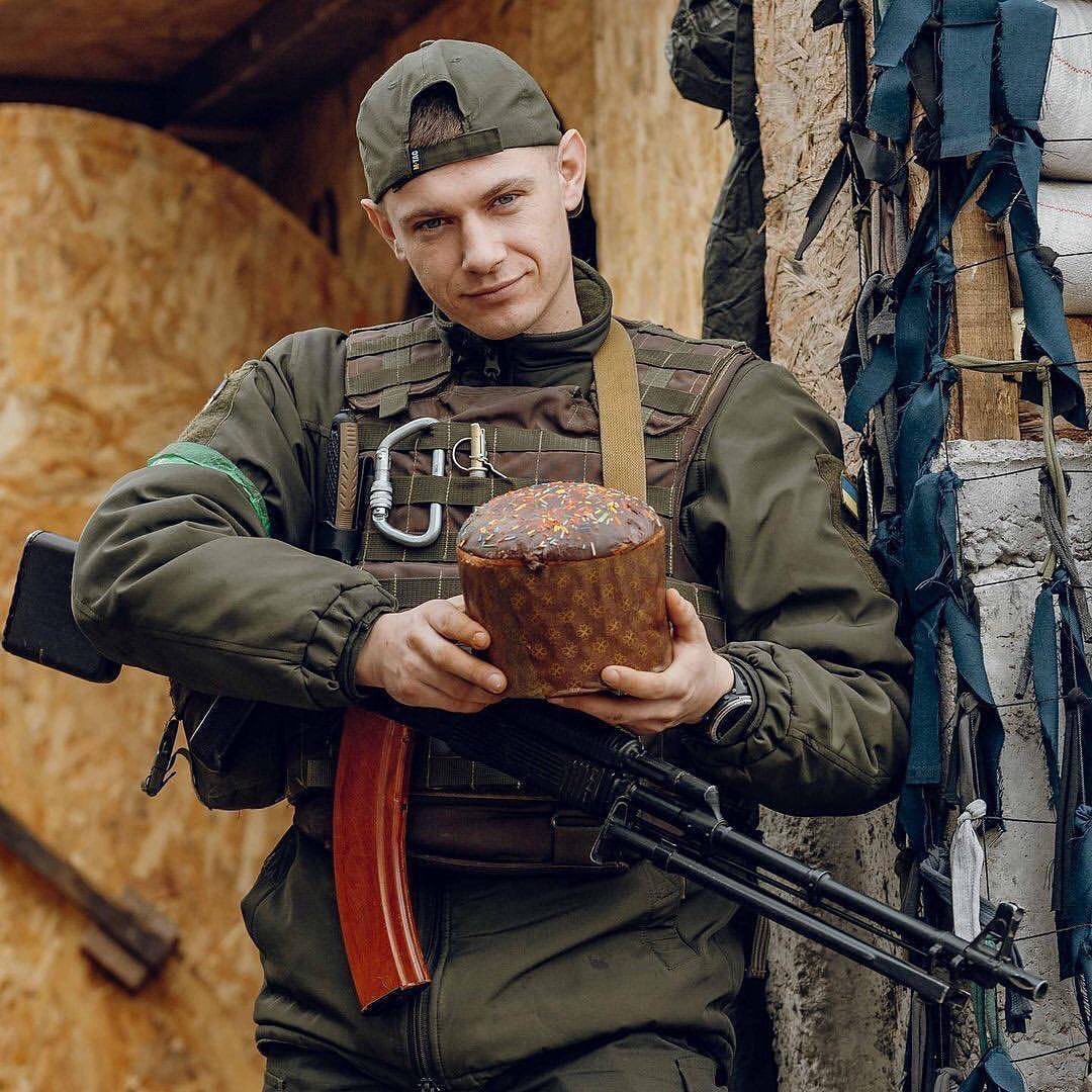 AlexNikolenko5's tweet photo. This is how #Ukrainian defenders celebrate #Easter🇺🇦 #easterinukraine #war https://t.co/0JkhdyDgUO
