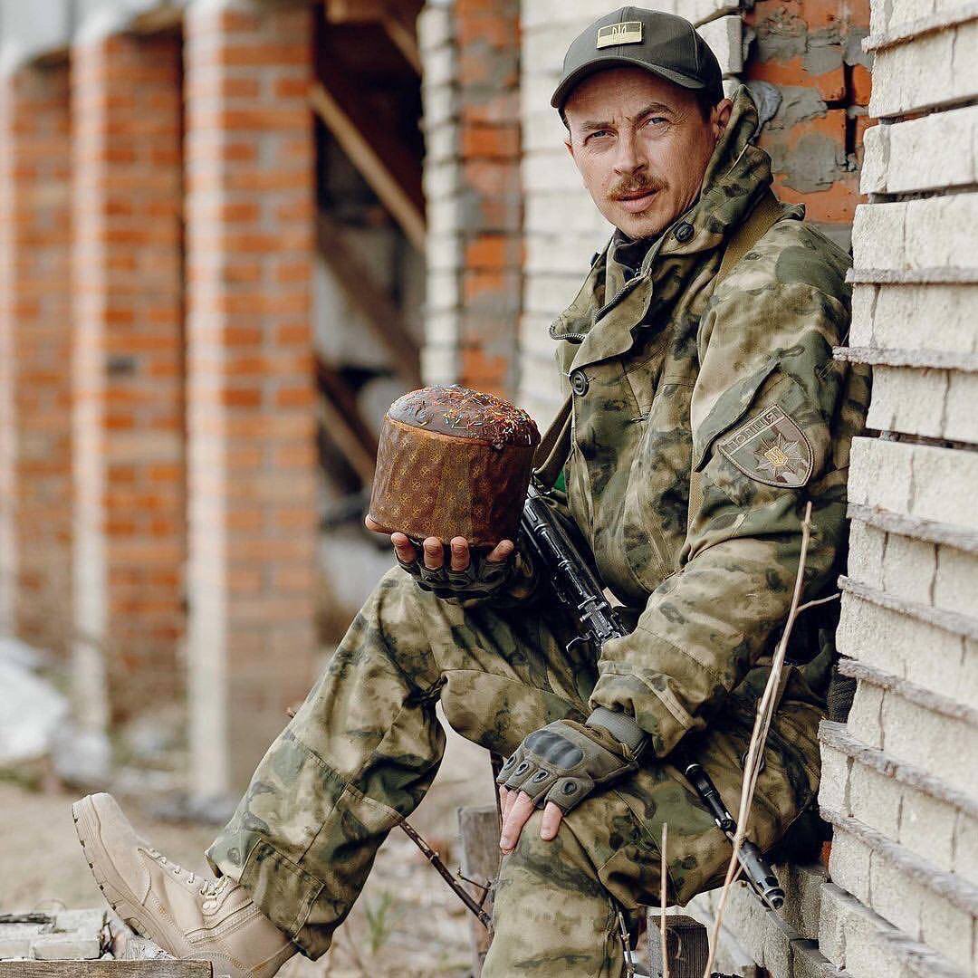AlexNikolenko5's tweet photo. This is how #Ukrainian defenders celebrate #Easter🇺🇦 #easterinukraine #war https://t.co/0JkhdyDgUO